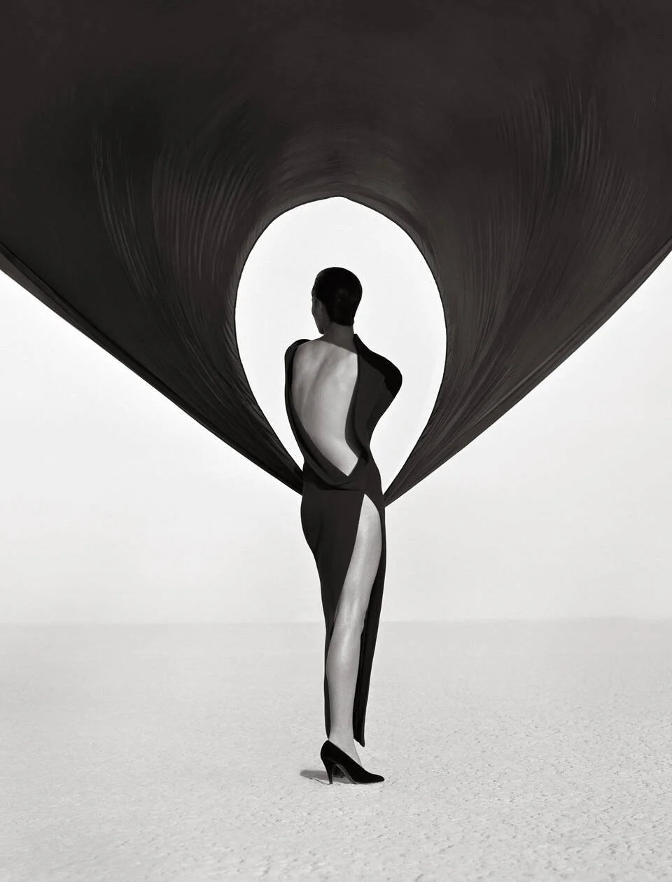 © Herb Ritts Foundation, Courtesy of Fahey Klein Gallery, Los Angeles