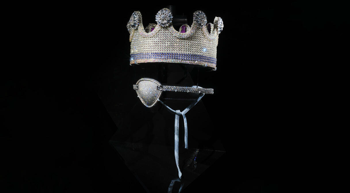Designed by Slick Rick, who embraces grandeur and royalty in his style, this costume jewelry piece is by Tanya Jones of Lucki Crowns. Presented with the crown is a custom-made eyepatch designed for Slick Rick by Jacob & Co in 2012, with refinements by Avianne & Co in 2023, featuring platinum and diamonds. Alvaro Keding/© AMNH